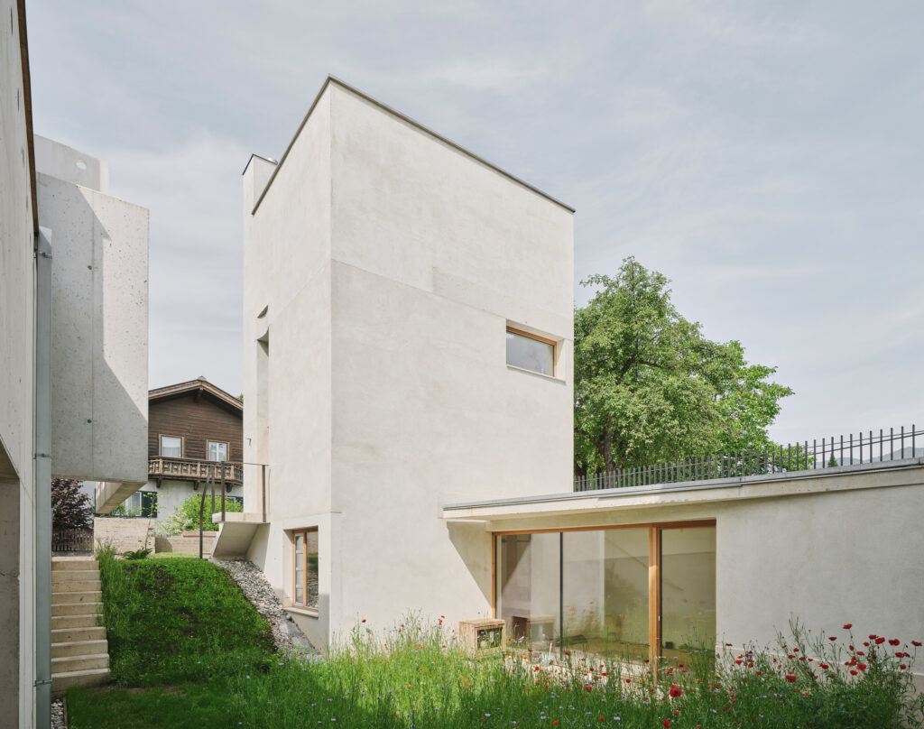 Nominiertes Projekt: Gebäudegruppe mit Innenhof, Sanierung, Zubau und Neubau, Wörgl, 2021 – 2024 (Architektur: Antonius Lanzinger) – © David Schreyer